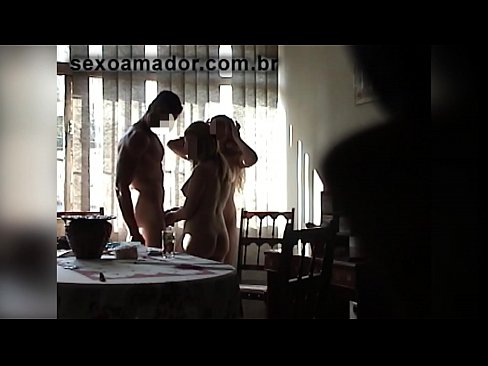 ❤️ Sex przyjaciele zapraszają gigantycznego mężczyznę i trójkąt z nim ❤️ Fuck video at us ❌